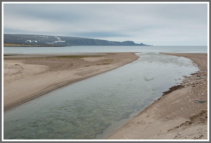 Der Fluß Toerrelva fließt in die Barentssee