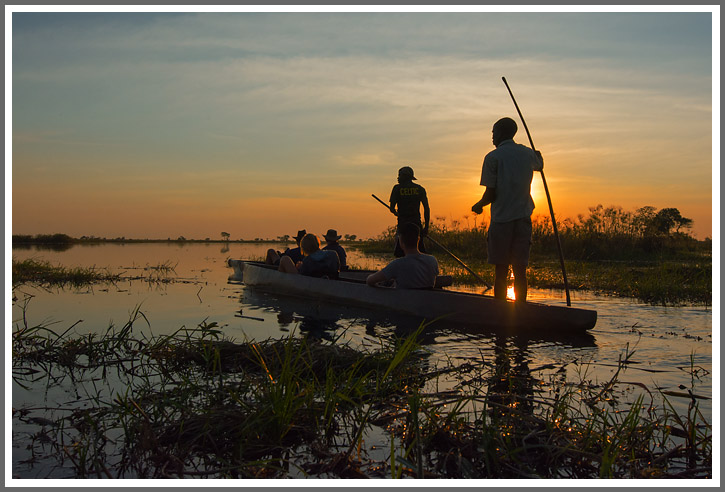Mokoro bei Sonnenuntergang