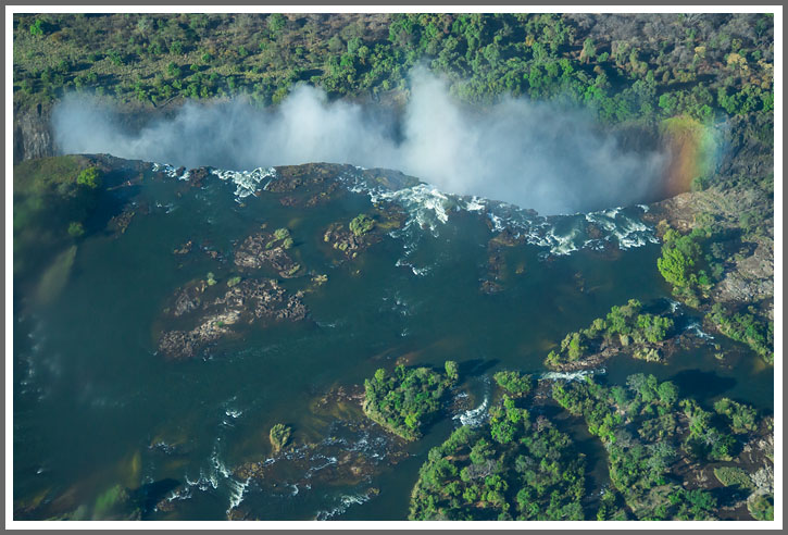 Blick vom Helikopter auf die Victoria-Fälle